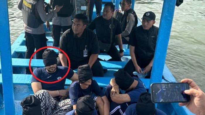 Ammar Zoni dipindahkan ke lapas super maximum security Nusakambangan, Cilacap, Jawa Tengah, pada Kamis (16/10). (X@GigglyGeorgy)